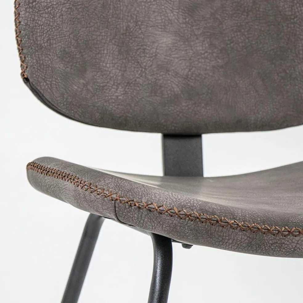 Bruine eetkamerstoel van imitatietleer met zwart onderstel