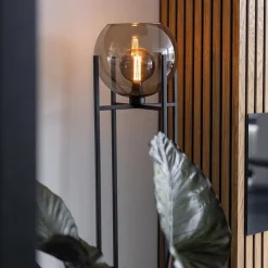 Frame vloerlamp mat zwart met smoke glazen bol