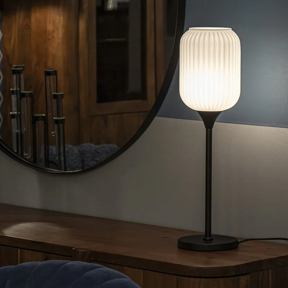 Hoge tafellamp zwart met wit glazen kap