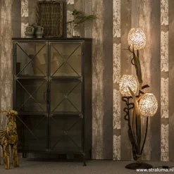 Houten vloerlamp met kelk van schelpen