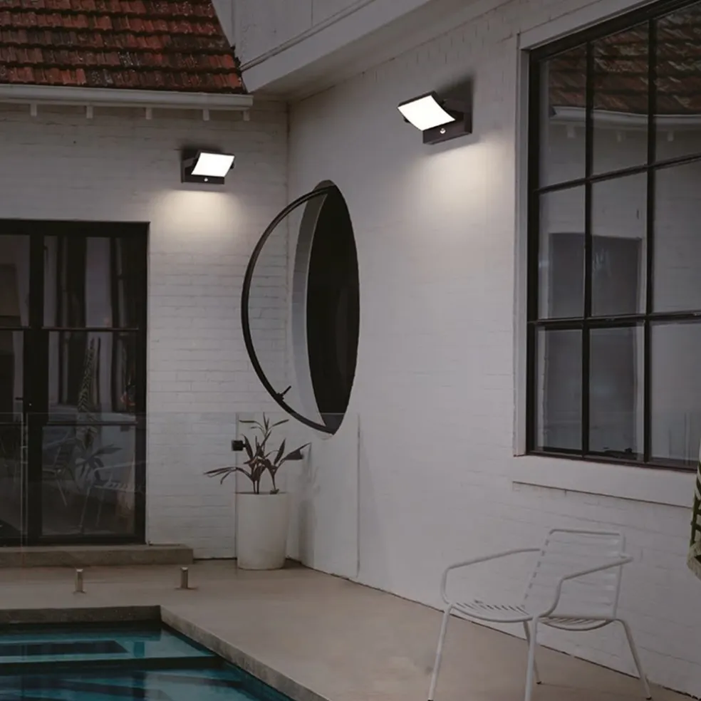 LED buitenlamp zwart met draaibare kap en sensor