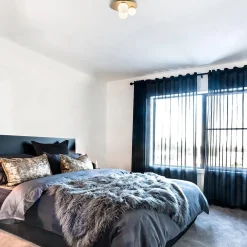 3-Lichts plafondlamp mat goud met witte bollen