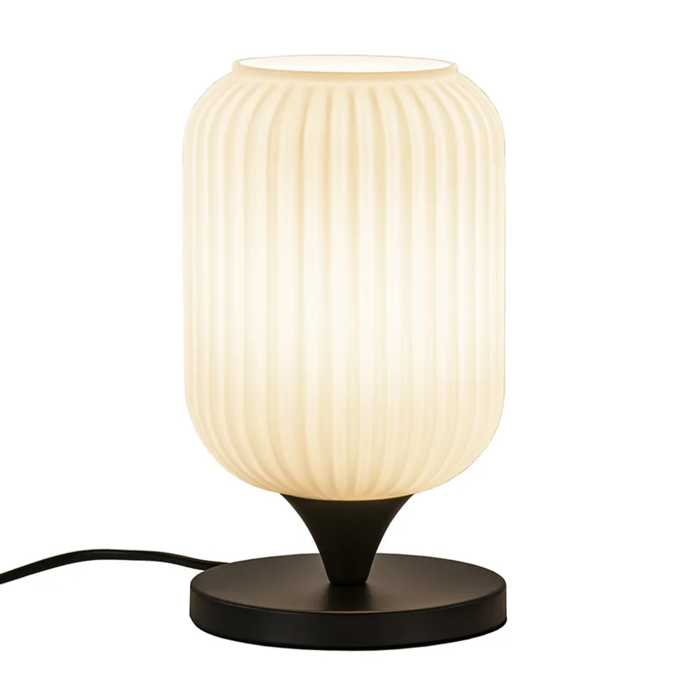 Mat witte tafellamp met zwarte voet