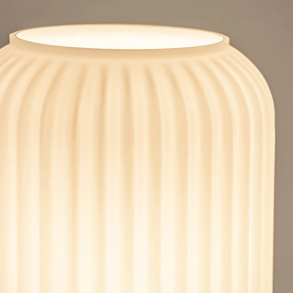 Mat witte tafellamp met zwarte voet