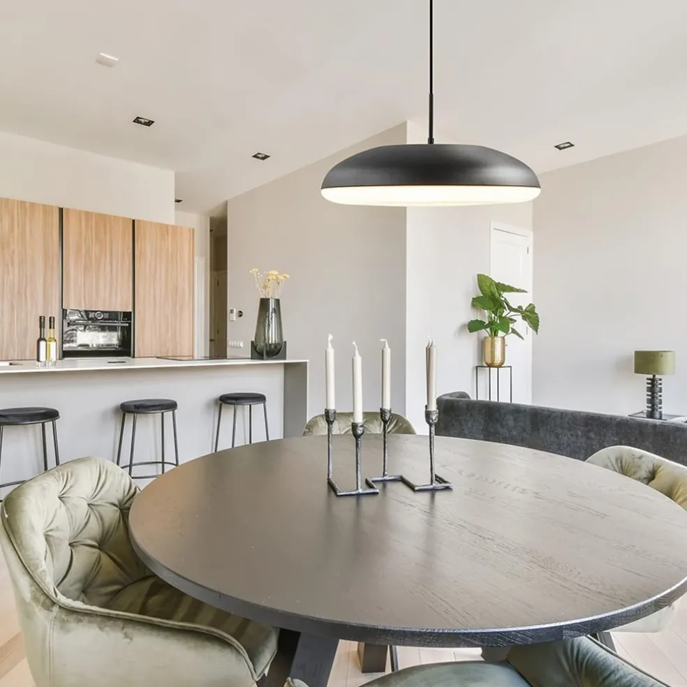 Mat zwarte hanglamp koepel met witte kap