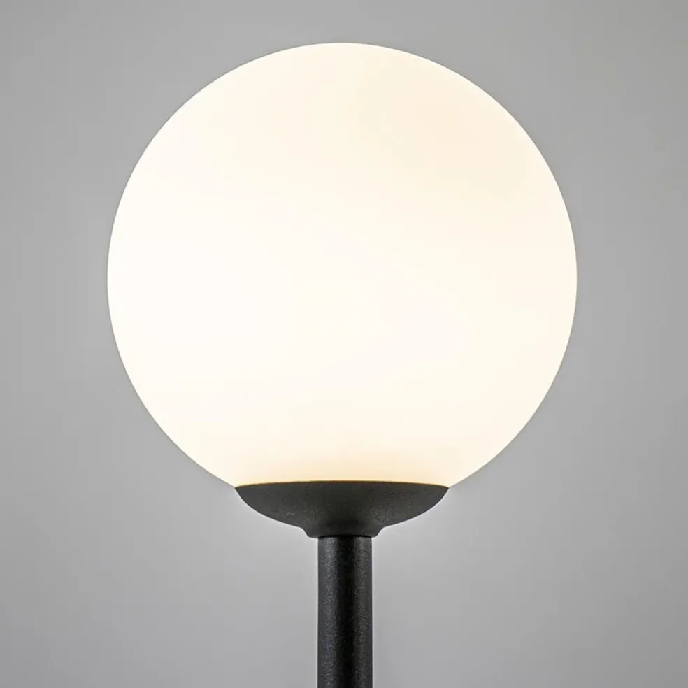 Mat zwarte tafellamp met witte glazen bol