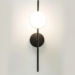 Moderne wandlamp zwart met witte bol incl LED