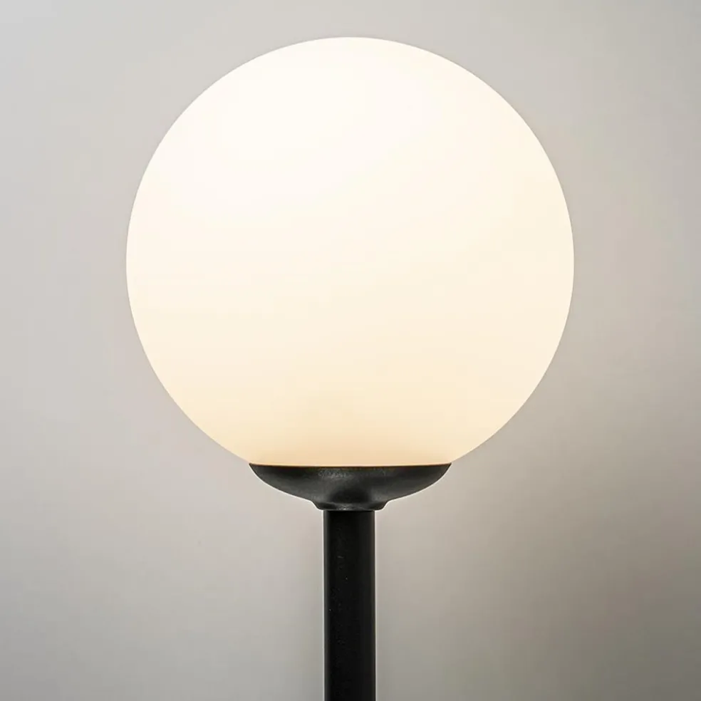 Retro wandlamp zwart met witte glazen bol