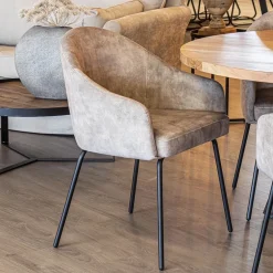 Stoffen armstoel sand met smalle metalen poot