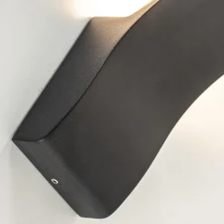Strakke design LED buitenlamp zwart wand