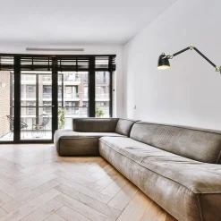 Verstelbare wandlamp mat zwart met gouden details