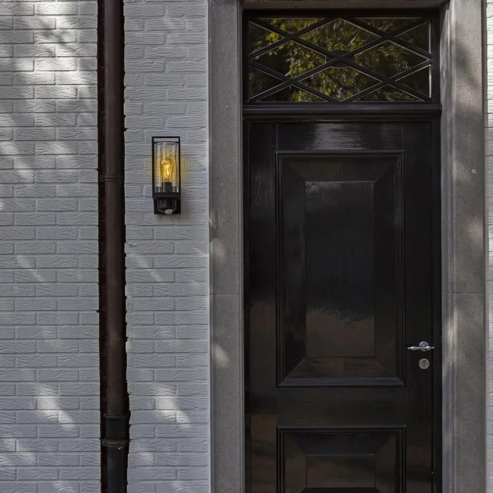 Zwarte buitenlamp rechthoek met glas en camera